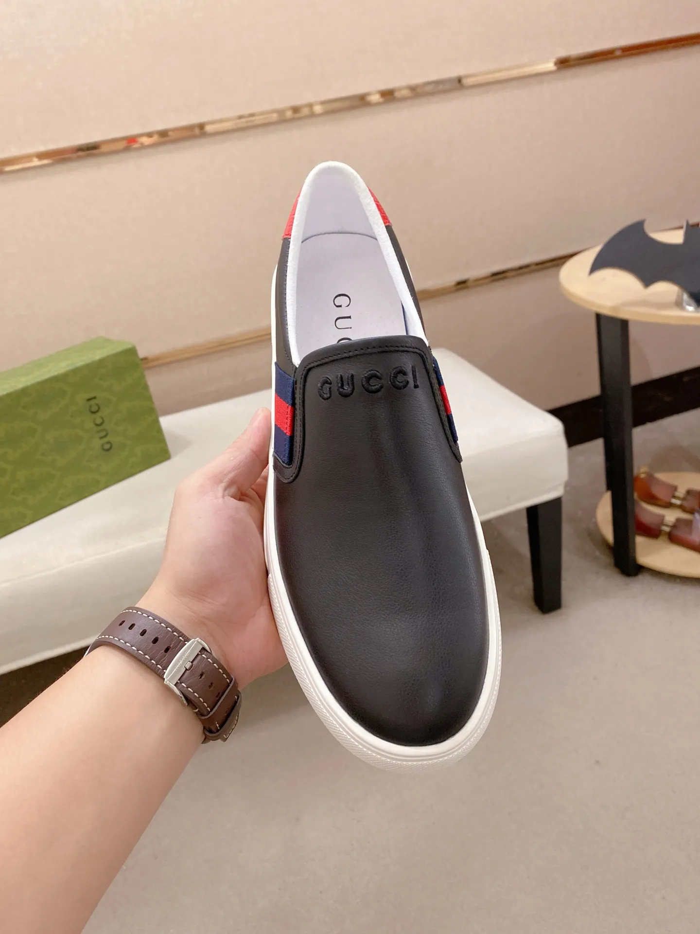Men's shoes 💰 462💰The new GUCCI (Gucci) counters are launched simultaneously. The new men's shoes, 😘fabrics are selected from imported cowhide, and the lining is sheepskin lining. 👍🏿 High-end ☄️ air-cushion molded anti-slip rubber outsole, exquisite lines, simple and elegant, comfortable and high-end for leisure travel. Code number: 38 to 44 (45 can be customized and cannot be returned or exchanged)